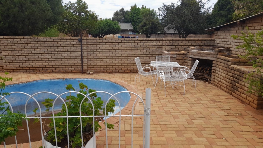 5 Bedroom Property for Sale in Hartbeesfontein North West